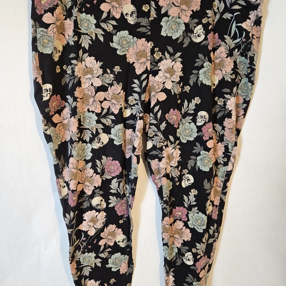 Torrid floral and skull leggings 4X - Picture 3 of 5